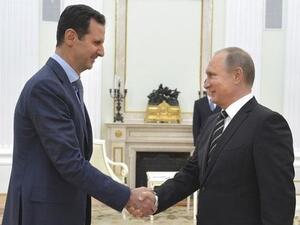 الاسد مصافحا بوتين خلال الزيارة