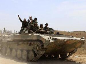 جنود على متن دبابة تابعة لنظام بشار الاسد
