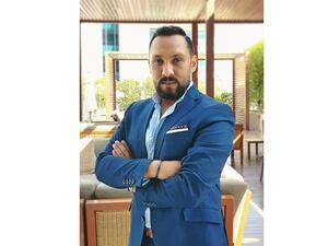 عاطف الاسكندراني، مدير إداره التسويق والمبيعات