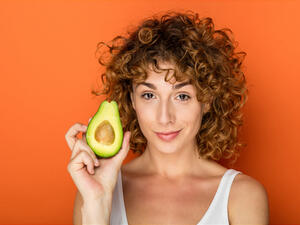 وصفة الأفوكادو للعناية بالشعر في فصل الشتاء