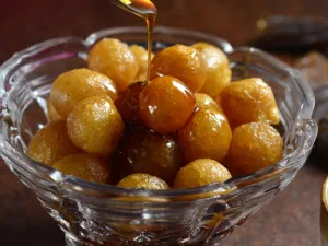 تعتبر العوامة السورية من الحلويات الشعبية التقليدية البسيطة

