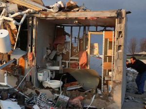 عواصف قتلت 3 في الغرب الأوسط الأمريكي تصل إلى شرق البلاد