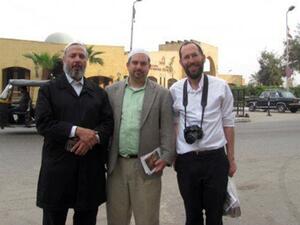 عمر سالم (يسار) اصطحب حاخامات متخفين إلى جامعة الأزهر سابقا