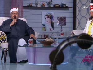 Sheikh Ihab Younis appearing singing Umm Kulthum's 'Lessa Faaker' on Egyptian talk show 'Sit al-Husn'.