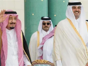 A handout picture provided by the Saudi Royal Palace on December 5, 2016 shows Saudi King Salman (L) waiving next to the Emir of Qatar Sheikh Tamim bin Hamad Al Thani during a ceremony in Doha. (AFP)