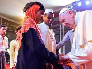 البابا عبر عن سعادته بلقاء مسلمي بورما وتقديم التحية لهم واحدا تلو الآخر 
