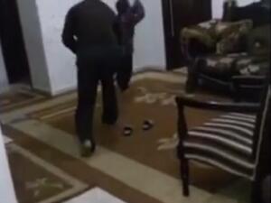 ضرب طفل مقيد الارجل واليد