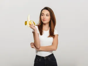 يعدّ الموز من الفاكهة المهمّة لنضارة البشرة وصحتها (shutterstock.com)
