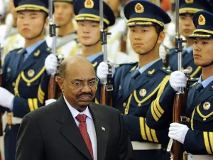 Sudanese President Omar al-Bashir walks past Chinese military honor guard during a welcoming ceremony in Beijing on June 29, 2011. (Liu Jin/ AFP)