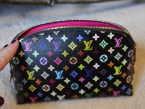 صور: لويس فيتون تتجه للفن وترسم لوحات العالم على حقائبها