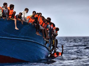 البحرية التونسية تنقذ أكثر من 120 مهاجراً عالقين في البحر