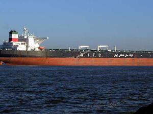 ناقلة نفط كانت تنقل 136 الف طن من النفط وعلى متنها طاقماً من 32 شخصاً 