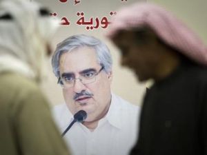 البحرين تحاكم معارضا بارزا 