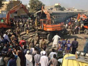 مقتل 16 شخصا وإصابة العشرات بحادث تصادم قطارين في باكستان