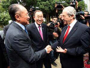Tunisian Assembly President Mohamed Ennaceur (R) shakes hands with World Bank chief Jim Yong Kim (L) and UN chief Ban Ki-moon before their meeting in Tunis on March 28, 2016. (AFP/Fethi Belaid)