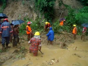 انهيارات أرضية توقع 35 قتيلا في بنغلادش