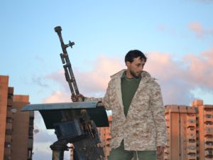 قال قيادي عسكري تابع لقوات "فجر ليبيا" إن قواتهم قصفت مواقع للجيش الليبي جنوب مصراتة 