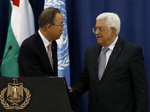 United Nations Secretary General Ban Ki-moon (L) shakes hands with Palestinian President Mahmoud Abbas during a press conference following a meeting in the West Bank city of Ramallah, October 21, 2015. (AFP/File)