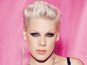 المغنية العالمية بينك