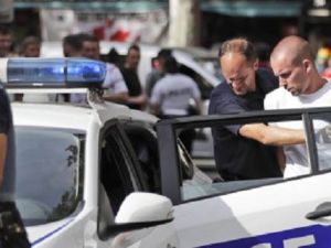 مضطرب نفسيًّا يثير الرعب في مقهى باريسي بسلاح مزيف