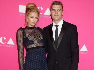 قُبلة حميمية يطبعها عشيق باريس هيلتون في حفل MOCA gala
