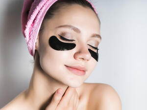 تظهر الهالات السوداء لأسباب متنوعة وتختلف حدتها من اسمرار خفيف تحت العينين (shutterstock.com)