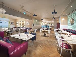 يتمتع المطعم بديكور عصري مع جدران مطلية بتدرجات ألوان هادئة وتزينها المنسوجات الجدارية المعلقة.