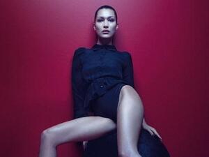 بيلا حديد تطلق مجموعة "جيوسيبي زانوتي" بوضعياتٍ مثيرة
