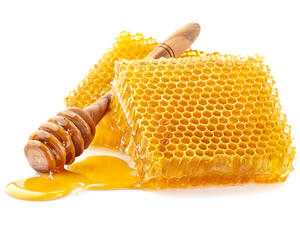 من فوائد شمع العسل للبشرة يحمي البشرة من العوامل الخارجيّة
