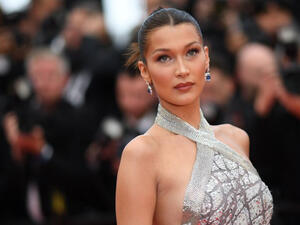Bella Hadid  seemed to share all the same features as long-lost twin Carla Bruni (Source:LOIC VENANCE/ AFP)