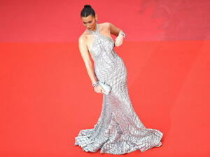 Bella Hadid once again stole the show (Source:ALBERTO PIZZOLI / AFP)