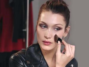 عارضة الأزياء العالمية بيلا حديد