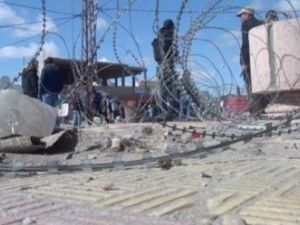 سلك شائك حول مكان هجوم شنه مقاتلون اسلاميون ضد ثكنات الجيش والشرطة في بلدة بن قردان في تونس
