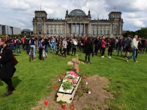 متظاهرون يحفرون قبورا في برلين دعما للمهاجرين