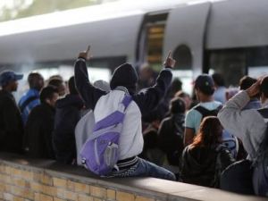 مهاجرون لدى وصولهم الى محطة قطارات جنوبي برلين
