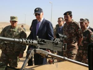 نائب الرئيس الاميركي جو بايدن خلال زيارته مركز تدريب مشترك للقوات الاميركية والاردنية شرق عمان