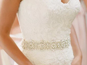 أحزمة فساتين الزفاف ليست متنوعة في الشكل والأسلوب وإنما لها ألوان مختلفة