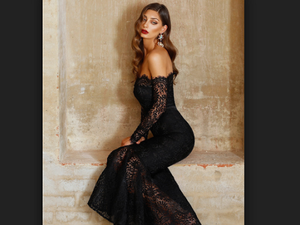 كثيرًا ما تعتمد النجمات على اللون الأسود لإبراز جمال أجسامهنّ