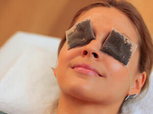 استخدمي الشاي الأسود والأبيض والأحمر على شكل كمّادات باردة للعيون (shutterstock.com)