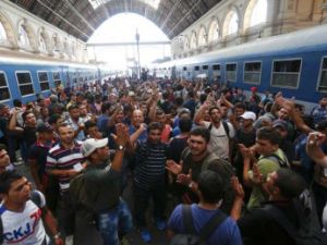 إخلاء محطة القطارات الرئيسية في بودابست وتعليق الرحلات بسبب المهاجرين
