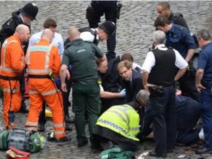 وزير بريطاني يعطي قبلة الحياة للشرطي القتيل بلندن