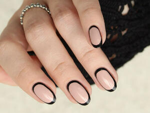 ليدوم طلاء الأظافر، يجب استخدام طبقة طلاء نهائي من أجل تثبيت الطلاء (shutterstock.com)