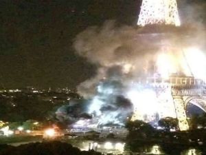 برج إيفل وسط الدخان الكثيف 