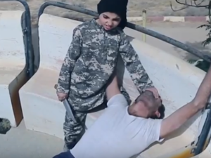 طفل داعشي يذبح رجلا بسكين حاد