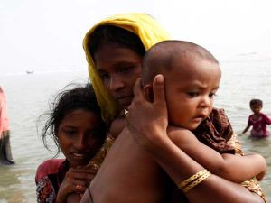 عبر اكثر من 125 الف لاجئ من بورما الحدود الى بنغلادش 
