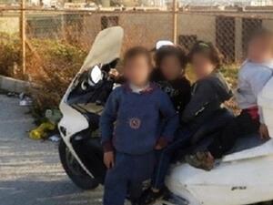 الأطفال السوريون بعد إتمام الصفقة يركبون دراجة لامب 