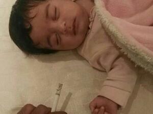 والد الطفلة يضع سيجارة أمامها للضغط على والدتها بالعودة إليه
