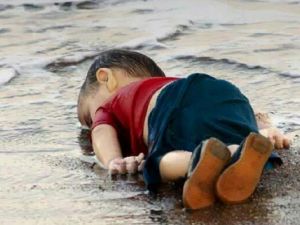 طفل سوري لفظة البحر على شواطئ تركيا 