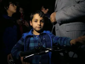 أردوغان يقدم دراجة لطفلٍ سوري ضربه بائع تركي