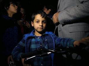 أردوغان يقدم دراجة لطفلٍ سوري ضربه بائع تركي